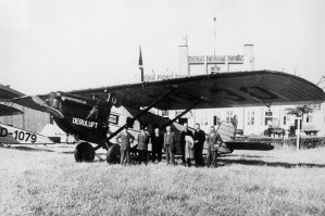 А ещё 8 сентября 1921 г. по инициативе Советской России возникло общество воздушных сообщений "Дерулюфт" (Deutsch-Russische Luftverkehrgesellschaft или DERULUFT). Первый самолет "Дерулюфта", RR1, прилетел в Москву из Кенигсберга (ныне - Калининград и мой родной город) вечером 30 апреля 1922 г. Им управлял немецкий пилот Э. Юст. На борту находились и русские летчики, проходившие стажировку. Официальное открытие авиалинии состоялось в праздник 1 мая.
На фото 1 - "Фоккеры" RR1 и RR3, открывшие эксплуатацию на линии Москва-Кенигсберг.
На фото 2 - "Дорнье Меркюр" на кенигсбергском аэродроме Девау (который сейчас ещё существует, но уничтожается).
На фото 3 - схема маршрутов полета самолетов "Дерулюфт".