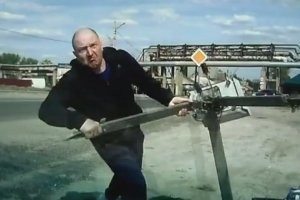 Это 2 одинаковых человека или разные в одной одежде?