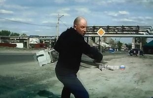 Это 2 одинаковых человека или разные в одной одежде?