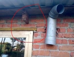 Слеги крыши что подпирает ? Вот эта деревяшка над окном , что на половинке кирпича еле стоит ?