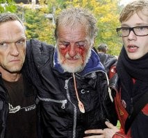 Да, туповат я, не понял с первого раза. Теперь стало "более проще")) В свое оправдание могу сказать, что ждал от Вас односложный ответ: Да/Нет. Пол экрана контрвопросов, оценочных суждений и эмоциональных допущений по-любому приходится интерпретировать.
И всё-таки, переработав руду слов, получаем кристалл смысла: белорусские полицаи плохие, в борьбе с ними можно всё. Служители Закона на Западе - хорошие, им можно всё.