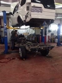 автор, кроме краски ему еще и на колеса счет выкатили.
=====================
что-то подумалось...владелец ровера уже самим фактом приобретения подобного авто уже наказан..вы даже не представляете, какими увлекательными бывают "обычные" операции по замене тех или иных узлов на подобных авто..например, замена турбины...
после сборки - оно не едет, нужна еще адаптация..приборки, блока управления дрЫгателем итд