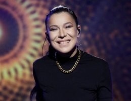 Раньше она мне больше нравилась....Была хоть на живого человека похожа. А сейчас кукла куклой.....Пластмассовая улыбка и стеклянные глаза.