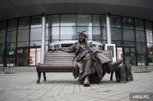 На первом фото скульптура Галамартовны, которая в Екатеринбурге у входа в Гринвич установлена.