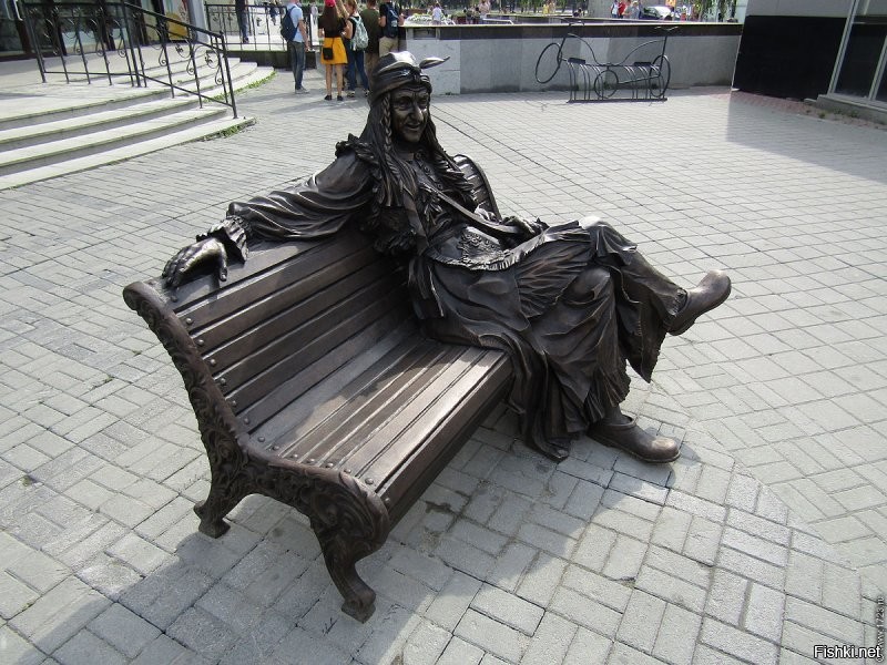 На первом фото скульптура Галамартовны, которая в Екатеринбурге у входа в Гринвич установлена.