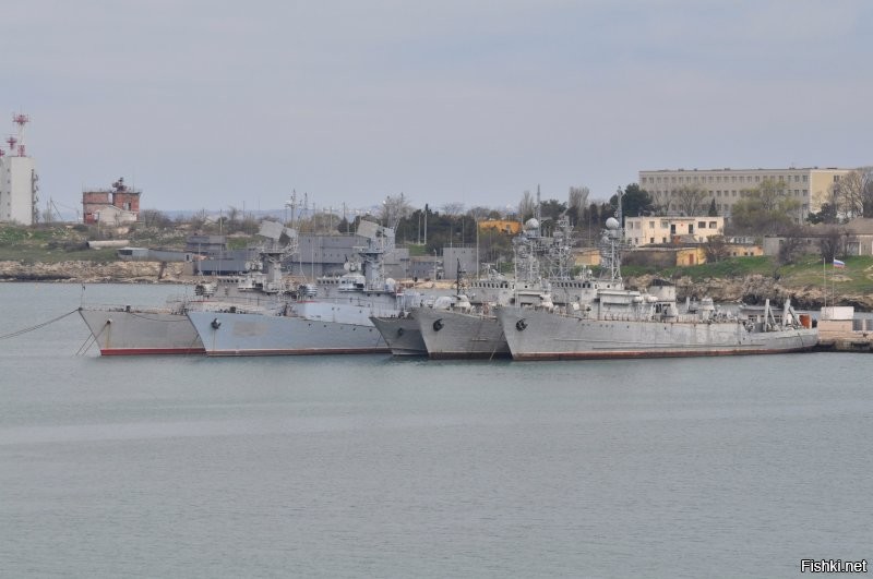 Стоят ржавеют украинские корабли в Стрелецкой бухте Севастополя.  То орали, что бы отдали. Когда пытались отдать - забирать не стали. Так и уйдут "на иголки".