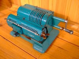 Ну да, согласен с комментариями ниже. Если люди ни разу не видели такой аппарат, как они смогут им пользоваться? Пусть отец посчитает 231889-775464/334 на "Железном Феликсе"