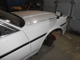 Вначале 90х купил "Москвич", на котором зеркала крепились на крыльях, почти над фарами. Было очень удобно, почти не нужно переключать внимание от дороги и отсутствие "мертвой" зоны. Есть в них и минусы, что бы их минимизировать, я установил обычные зеркала на двери.
 Стал искать картинку и узнал, что мода на такие зеркала пришла к нам в 80х из Японии с их двадцатилетними автомобилями. 
  То есть мода из 60х...