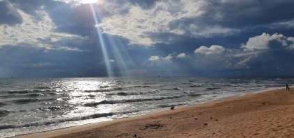 Арабатская стрелка 2020 рядом со Стрелковым, на горизонте газодобывающие вышки.