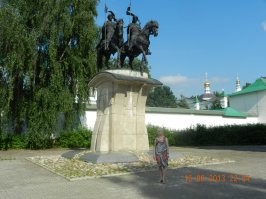 Борисоглебский монастырь в Дмитрове, а так же памятник Т-34