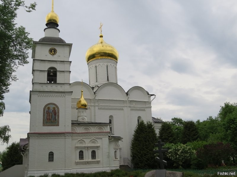 Борисоглебский монастырь в Дмитрове, а так же памятник Т-34