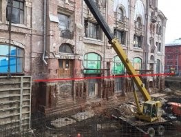 Дендрохронология актуальна лишь при изучении последних 100-200 лет. Более старых деревьев нынче не сыскать почти. Отдельные экземпляры более старшего возраста наперечёт и пилить их никто не даст.
Вопросы у конспирологов основаны на логике и здравом смысле, которые отрицает официальная наука.
На все "неудобные почему?" - они отвечают: "потому", "не мешайте вести лекцию" или "ты профан и не имеешь права!" Как классические религиозные фанатики. Не отвечающие их нестройным теориям артефакты они скрывают, как могут.
***
- Почему старые дома по всему миру закопаны до половины первых этажей?
- Потому, что это не первые, а ЦОКОЛЬНЫЕ этажи! Раньше так строили!
***
Ога! Красной линией обозначен уровень современной мостовой. Всё что ниже - недавно откопанный "цокольный этаж" московского политеха. 
Остеклённый! 
Под землёй! 
С дверями! Ведущими куда?
Под землю!
Так строили? Ога!
*** 
Тут вступает в бой секретное оружие официалов - "культурный слой!"
Их Вракипедия утверждает, цитирую: "Дата основания - 1872 год"
Но по их же уверениям, культурный слой нарастает 1 см в год..

Отнимаем, умножаем, получаем 148 см. Это при условии, что дворников в Москве НЕТ! У здания, на открытии которого присутствовал Император нет, су*ка, дворников и за 150 лет москвичи смогли культурно нас*рать 3 метра культурного слоя. (Подъёмный кран в канаве рядом, явно выше полутора метров.)
***
И таких примеров много.
* Чем питались многотысячные армии варваров, и главное их лошади? Тушёнкой и Вискасом в сухариках? Вяленое мясо и сено? А кто их заготовил? А подвёз? Фуры из Ашана?
* Как татаро-монгольские орды форсировали Волгу? На грузовом пароме "Золотая Орда"? Или у каждой встречной реки стояли и ждали, пока встанет лёд?
* Почему на старых картах могила Македонского отмечена на Камчатке?
* Как царская лапотная Россия построила ТрансСиб без Камазов и даже без бензопил? СССР еле вытянул постройку БАМа. Это в разы короче
* Почему из таблицы Менделеева, после его смерти исключили Эфир?

Вот когда на такие вопросы будут нормальные, повторюсь - НОРМАЛЬНЫЕ! ответы от не истеричных клоунов, считающих себя учёными, а от людей знакомых с причинно-следственной связью, вот тогда "конпиролохи" вымрут, как класс!
Ога! Так строили...