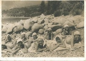 В 1924 году ленинградский профессор Медовиков разработал схему для приема солнечных ванн, которая прошла массовую проверку и была рекомендована к применению для взрослых и детей старшего возраста в южных широтах СССР.
Советская почтовая открытка. Дети принимают солнечные ванны в здравнице "Артек".