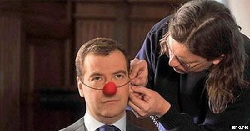Медведев заявил, что в России удалось создать условия совмещения очного и дистанционного образования