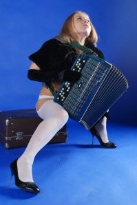 Подземный бункер для угнанных иномарок был замаскирован ворами под дачный коттедж  