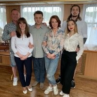 Если что, это их личный теплоход. Видел много лет назад объявление о его продаже за 4 зелёных лимона... видимо не продали.