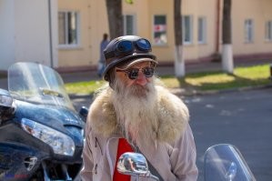 Знакомый дед. Тоже под 80. Насколько я помню было 3 мотоцикла. Сейчас не знаю, давно не виделись.