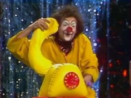 Брат боялся в детстве Асисяя. А мне нравился. И Страшные прикольные.