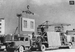 "...особенно малыми размерами отличались они в первых хрущёвках..." (С) 

Гонево! 
Идея, так называемых хрущёвок, разрабатывалась при Сталине. Смысл был в быстром возведении послевоенного жилья. Восстановили промышленность и принялись за квартиры. 
Было создано КПД - крупнопанельное домостроение. Плановая экономика, при Сталине, работала как положено. Проекты жилья были рассчитаны на нормальных людей, а не на пигмеев-дистрофиков и мало чем отличались от пресловутых "сталинок". 
Только материалом и отсутствием излишнего внешнего декора. Ванные комнаты в них были больше, кухни чем в хрущёвках 60-х годов. 

Но Сталин погиб, а Хрущ, развалив экономику, принялся догонять Омерику. 
Начали экономить на всём. 
Науку эргономику изнасиловали во все дыры и, якобы по её рекомендациям, стали шлёпать экономные конуры. Потолки 2.25, стены тоньше бумаги, лестницы - гроб не вынести. 
Реально, либо через окна выносили, либо по отдельности гроб и покойника за руки-за ноги. 
Ладно, хоть Брежнев одумался. К концу 70-х появились планировки, именуемые в народе Ленпроект. с кухнями по 12 кв\м. Эти квартиры, при "обмене", котировались не ниже кпд-сталинок.