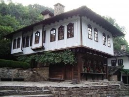 Гак в Габрово - платят за площадь земли(фундамент), на которой построен дом. Поэтому второй этаж БОЛЬШЕ первого ) Возможно это болгарская шутка )