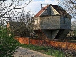 Гак в Габрово - платят за площадь земли(фундамент), на которой построен дом. Поэтому второй этаж БОЛЬШЕ первого ) Возможно это болгарская шутка )