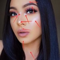 Это блестящая пудра, которую наносят на определенные участки лица при нанесении макияжа, что бы придать лицу "свежий" "светящийся" образ. :)