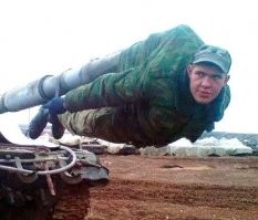 Пьяные солдаты на БМП заблудились в поле и снесли забор аэропорта