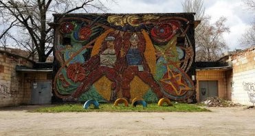 у нас в донецке, много было монументальных мозаик... вот пример - школа № 5...