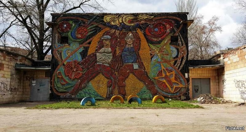 у нас в донецке, много было монументальных мозаик... вот пример - школа № 5...