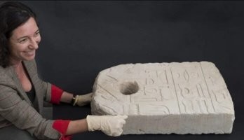 Древнеегипетский якорь представлял из себя кусок камня с просверленной дыркой. Не очень похож на современный символ.