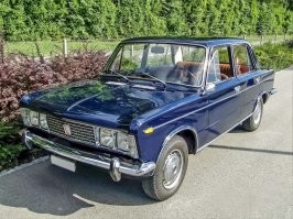 Молдинг на одной линии с поворотником.   Наклон стекол  вид стёкол,  только форточку убрали.  Фары сдвоенные, уменьшенная решётка радиатора.        
Ну и пропорции разные. А так явно видно влияние фиата на дизайн мерседеса.