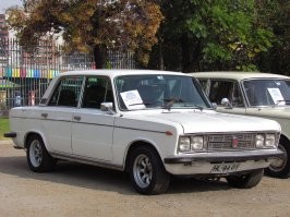 Fiat 125   итальянский автомобиль среднего класса, представленный Fiat в 1967 году.

Mercedes-Benz W123   семейство легковых автомобилей бизнес-класса немецкой торговой марки Mercedes-Benz, являющееся предшественником современного E-класса. Официальная премьера состоялась 29 января 1976 года[1][2], хотя производство было налажено ещё в ноябре 1975 года.