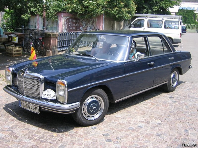 Предыдущий выглядел Mercedes Benz W114/W115  так.  выпускался 1968 по 1976 год[