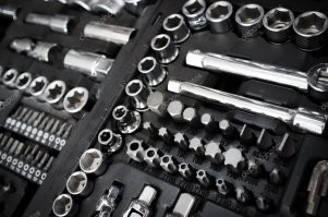 Ну, какой-нить  хороший инструмент Toptul, King Tony. SATA - средний набор будет баксов 200-300 стоить, и если у вас много хорошего инструмента, то это несколько тысяч долларов. Отжать пол тысячи на их адекватное хранение - разумная мера.
Тем более есть шкафы и дешевле, на локальных рынках, умельцы делают. Картинку Yato я просто для примера из интернета приложил. Дофига шкафов noname которые между тем хорошо выполняют свои функции, и все инструменты у вас по нужным полочкам аккуратно лежат на своих местах. Особенно касается тех мест, где куча пыли, мелкой стружки, взвеси ЛКМ и прочей грязищи.. Кому охота работать с грязным инструментом? А каждый раз протирать несколько сотен единиц - ты просто не сможешь.. а в шкафу они спокойно себе лежат не пылятся - достал, поработал - протёр тряпкой - спрятал в столешницу.
Всегда приятно взять в руки  качественную , чистую вещь. С ней в руках и работа быстрее идёт и удовольствия больше :)