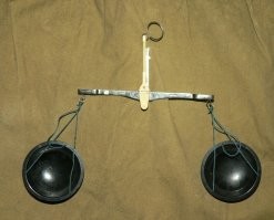 Это аптекарские весы. 
Мы на таких весах порох и дробь всю жизнь развешивали, когда патроны заряжали. Без них ни куда!
 Это недавно китайские электронные появились.