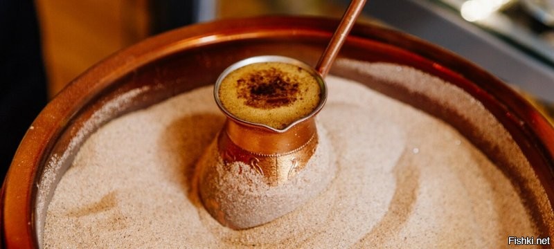 Это нагревающий поддон,  в него насыпают белый кварцевый песок, на котором в свою очередь варят кофе в турках. Это называлось: кофе по восточному.