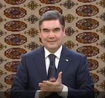 Бердымухамедов вооружился палками и покорил стадион, а потом показал мастерство дрифта