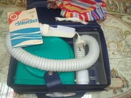 "Переносная сушилка для волос, 1940-е." напомнила мне советский Фен Улыбка . У нас такой был ( даже цвет такой как на картинке ) , насадки дополнительные были и мешочек на голову натягиваешь и трубку к нему от прибора подключаешь. Сидишь ,волосы сушишь , балдеешь :)