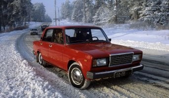 На лесопарковом шоссе в Тольятти снимали.
За 40 лет там даже столбы не поменяли...