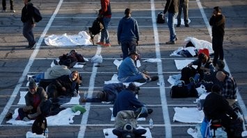 Понятно...  "потребовалось найти дополнительное спальное место" - шикарные спальные места!!!
Даже палаток у властей не нашлось.    Палатки для более состоятельных.
"На фото не больные люди" - но тем не менее "у клиента положительный результат теста". А что такое положительный результат?  Откуда такая уверенность. что там нет больных?  Вот их и "самоизолировали".
Надо бы этих бездомных еще продезинфицировать...
