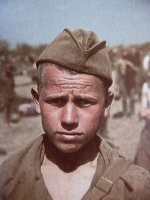 Это чо за пленный? Или прибалты в обморок падают когда видят красную звезду на пилотке?