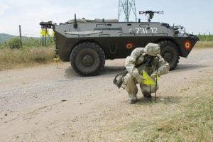 Я не сильно специалист, но на сколько я знаю,  эти роботы не сильно автономны, и их АКБ не рассчитан на длительные переходы (пойти куда-то и вернуться), а это ведь ещё на себе нужно дозиметр тащить, и какой-нить приёмник для проб (не вся радиация лежит на поверхности в виде пыли, где-то надо и анализ грунта и воды делать). Так вот, для этих целей есть очень  хорошая машина на базе БРДМ. Там и специалистов можно разместить, и установка фильтрации есть, и запас хода большой и проходимость отличная. И если надо создать карту загрязнения какого-то района, то это лучший из доступных вариантов. Потому что собачка от бостон дайнамикс хоть и  хорошая, но всё же игрушка, и по болоту она не пройдёт, и уж тем более с измерительным оборудованием, а для того чтоб её потом можно было дезактивировать - надо ж ещё какой-то кожух ей придумать. А вот БРДМ, довольно легко отмывается из пожарной кишки (кроме колёсных пар, но то отдельная история как с ними поступать, кому интересно -гуглите рассказы товарища под ником "Сапёрный танк"), робота же после прохода по активной пылище - скорее всего придётся списывать.. тем более в нём много электронных компонентов, которые ничем не экранированы, а всё это счастье в высоких полях - быстро деградирует.
И думается мне, что просто украинская сторона, в кооперации с бостон дайнамикс просто пилят очередной европейский грант, выделенный на ликвидацию последствий аварии на ЧАЭС.
Потому что все карты уже в принципе составлены, и многократно перепроверялись, пока работали оставшиеся 3 энергоблока, и спец техника есть.. да и будем откровенны, фон упал настолько, что уже в минимально необходимой защите - люди с дозиметрами  к крышке "Е" подходят спокойно и делают замеры и берут пробы (Фон там, коенчно очень неприятный, но если особо там не засиживаться часами, можно пройти и сделать необходимые замеры и взять пробы). Ну куда там собаку то отправлять они хотят.. вот в какое место её можно засунуть куда не пройдёт дозиметрист или не проедет БРДМ-2РХБ?
Я бы понял если б на Фукусимской АЭС таких роботов нагнали.. там да, и завалов хватает, и фонит серьёзно, и технику сложно загнать и людей переоблучать не хочется.. да и , видимо, с японцами на откат и попил сложнее добазариться, а украинцы более сговорчивые.
Поправьте меня, кто в теме, я повторюсь, не совсем специалист по этому направлению, просто поразмыслив над статьёй, я именно к такому выводу пришёл.