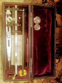 Давайте и я кину загадочную для меня вещь.
Купил на барахолке, комплект в пакете.
Был вот этот странный прибор, 1914 год. Пара книг таблиц, математических или тригонометрических( особо не смотрел, но вполне похожи на наши школьные, только подробнее). И пара советских транспортиров, 80 и 85 года, но весьма солидных, точных, и слишком дорогих по тем временам.
Я так понимаю, что этот прибор может очень точно измерять что-то на чертеже, колесики вращаются, и отмеряют десятые и сотые доли.

Выручайте. Что это и сколько стоит?