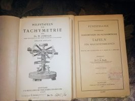 Давайте и я кину загадочную для меня вещь.
Купил на барахолке, комплект в пакете.
Был вот этот странный прибор, 1914 год. Пара книг таблиц, математических или тригонометрических( особо не смотрел, но вполне похожи на наши школьные, только подробнее). И пара советских транспортиров, 80 и 85 года, но весьма солидных, точных, и слишком дорогих по тем временам.
Я так понимаю, что этот прибор может очень точно измерять что-то на чертеже, колесики вращаются, и отмеряют десятые и сотые доли.

Выручайте. Что это и сколько стоит?