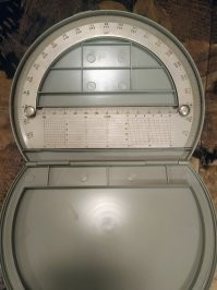 Давайте и я кину загадочную для меня вещь.
Купил на барахолке, комплект в пакете.
Был вот этот странный прибор, 1914 год. Пара книг таблиц, математических или тригонометрических( особо не смотрел, но вполне похожи на наши школьные, только подробнее). И пара советских транспортиров, 80 и 85 года, но весьма солидных, точных, и слишком дорогих по тем временам.
Я так понимаю, что этот прибор может очень точно измерять что-то на чертеже, колесики вращаются, и отмеряют десятые и сотые доли.

Выручайте. Что это и сколько стоит?