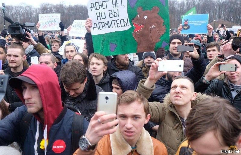 Ага. Вот они, нищие. Стоят бедненькие и с голода пухнут.