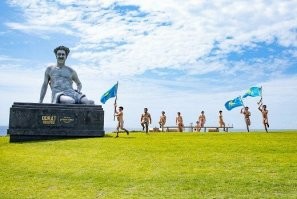 Самая большая и первая (еще до выхода фильма) причина недовольства казахстанцев в том, что и в фильме и в рекламе к нему используется национальный флаг. Нам же его (флаг) нельзя выставлять на показ, ни на капот машины ложить ни с балкона вывешивать. Штраф такой выпишут, что без штанов останешься. Как то был скандал что в Европе продают коврик для туалета с символикой Казахстана, питицию вроде даже писали. А теперь внимание на фото! Тут теперь либо действительно придется судится, либо народ потребует послабить законодательство в госсимволах. Про то что фильме показано, тут уже наверно будет совсем другая история.....
