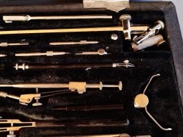 В У-32Л -- одной из самых навороченных готовален, предназначенных, в том числе и для вычерчивания больших окружностей, была такая штуковина. Скорее всего это деталь для удлинителя, которые лежат в верхней части. Но это не точно