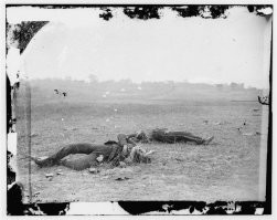 17 сентября 1862 года, сражение при Энтитеме. Гражданская война в Америке.
Впервые кому-то пришло в голову сфотографировать убитых солдат.
Интересный факт: негативы несколько раз пропадали, потом их находили в самых неожиданных местах. Последний раз исчезли бесследно лет 50 назад.