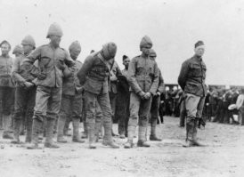 Черчилля самого взяли в плен буры, но он потом сбежал. Очень жалко, что этого бритопидора не пристрелили на месте. Может быть, история пошла бы по другому пути.
Черчилль - крайний справа.